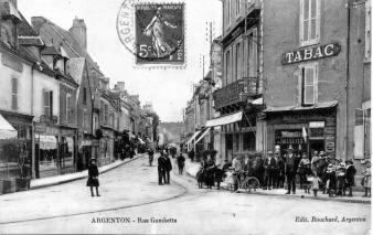 Argenton rue Gambetta, vue depuis la place de la Répubique