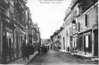 Argenton rue Gambetta, vue depuis la place de la Répubique